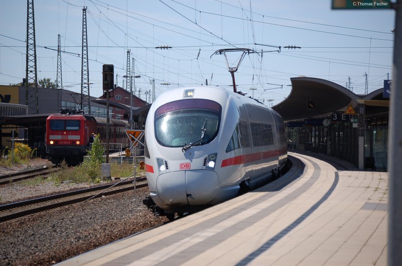 ICE_T 411 X von Mnchen nach Rostock im Bhf Lichtenfels. Auf Gl 1 steht die 143 024 mit RB nach Coburg
