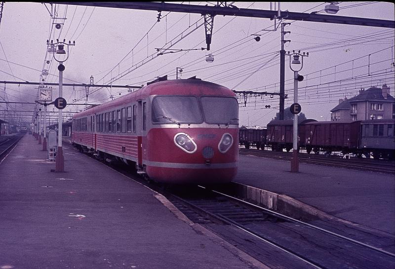Ich bin nicht unbedingt ein Fan von Bahnsteigaufnahmen aber manchmal bleibt einem nichts anderes als abzudrcken. Hier geschehen auf dem Bahnhof Tours wo ganz zuflligde der Urahn der franzsischen Turbinenzge an mir vorbei rauschte (Herbst 72)