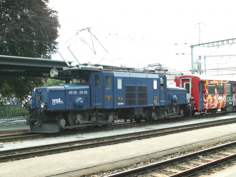 Ich bin Schnappi das blaue Krokodil  Die RhB Lok CC 6/6 Nr.412 am 17.06.05 beim rangieren in Landquart.Ganz ungewohnt diese Lok in blau zu sehen.Sie erhielt die Farbgebung zum 75 Jahr Jubilum
des Glacier Express,passend zu den blau/beigen Pullman Wagen