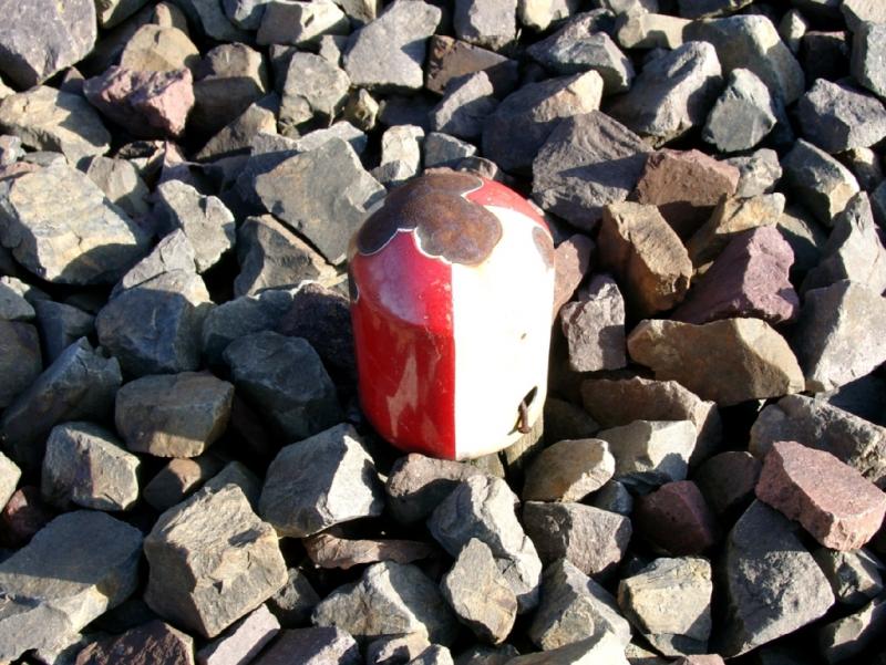 Ich bin zwar ganz schn angeschlagen, heie So 11 und bin ein Grenzzeichen. Ich stehe meistens an der Stelle, die 3,75 m Abstand  an zusammenlaufenden Gleisen hat, also an Weichen und Kreuzungen. Das war bei der DR so, die lieen noch Platz fr den Rangierer. Bei DB's sind es nur noch 3,50 m. Damit werden zwar die Rangierer weniger, aber die Nutzlnge der Gleise grer. Aufgepat, bei mir wird es eng! Manche sagen auch  Polizist  zu mir.