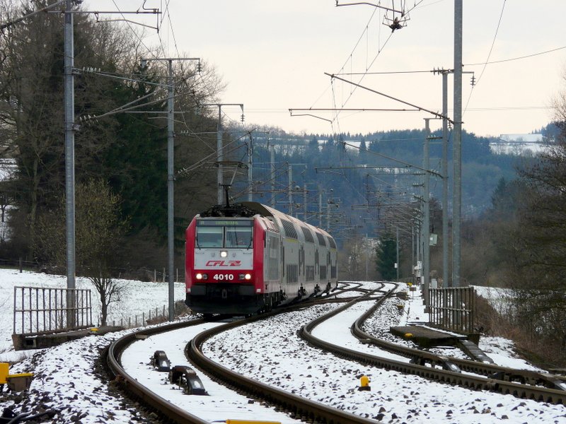 Ich erwartete einen Triebzug der BR 2000, aber zu meiner �berraschung kam dann doch E-Lok 4010 mit Dostos als IR 119 aus Troisvierges in Wilwerwiltz an. 22.03.08