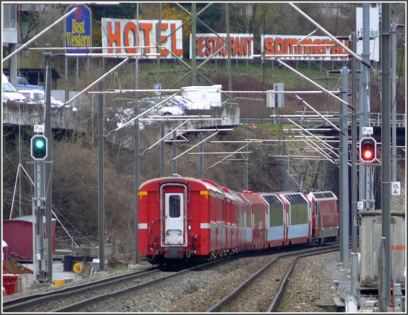 Ich finde, auch Nachschsse haben ihren Reiz, darum heute mal ein paar Schnappschsse von hinten. Hier fhrt RE1153 mit den Glacier-Express Wagen aus der Stadt Chur Richtung St.Moritz. (02.04.2008)