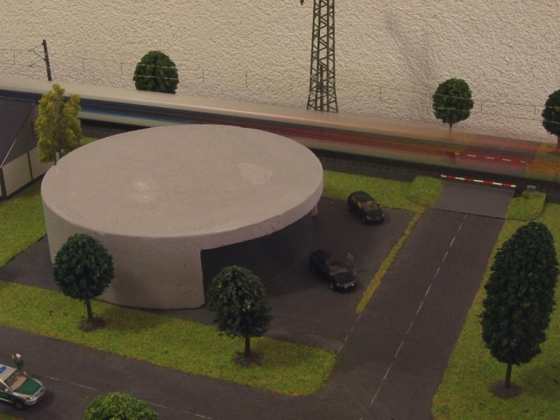 Ich hab es gewagt...Hier wurde mit besimmter Verschlusszeit und Blende der vorbeifahrende InterRegio mit der Mrklin-111er fotografiert. 10.05.07.