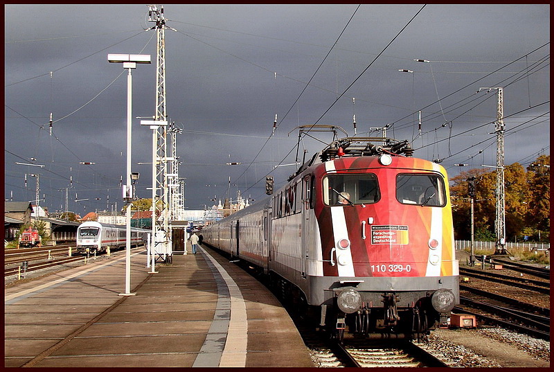 Ich hab ihn auch gesehen.:-) 110 329-0 mit dem ScienceExpress- Expedition Zukunft zu Besuch in Stralsund. 18.10.09