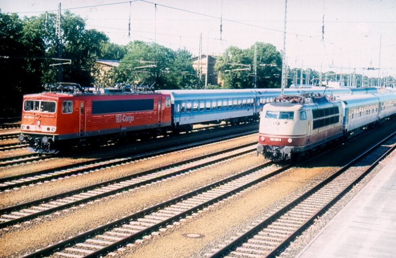 Ich hab mal mein Archiv durchwhlt: So sah die Bahn in den 90igern aus. Links eine 155er mit einem Interregio Berlin - Chemnitz, rechts eine 103er mit dem Interregio Berlin - Amsterdam, aufgenommen in Berlin - Grunewald. Hinweis: eingescanntes Dia