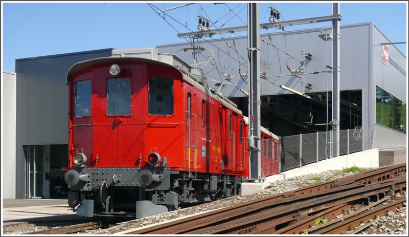 Ich hab sie schon lange nicht mehr fahren sehen, aber gestern als ich mit meiner Mutter beim Kaffee sass, hrte ich pltzlich das bekannte Heulen der alten Zahnradlok vor dem Haus. Ich war erstaunt ber den neuwertigen Zustand der DZeh 2/4 22 samt Vorstellwagen 12 oder 13.Ich hab sie grad noch erwischt, bevor sie im Depot verschwand. (17.06.2009)