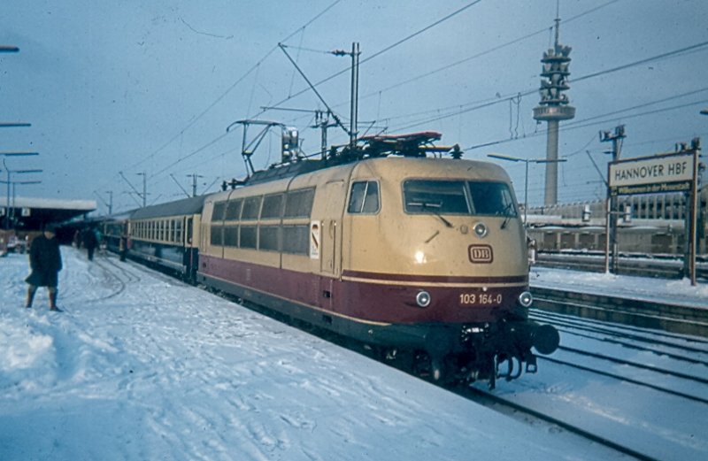 Ich hab´mal mein Archiv durchwhlt: 103 164-0 im Winter 1985 im Hannoveraner Hauptbahnhof. Den Aufkleber an der Seitenwand trugen seinerzeit fast alle Loks zum 150-jhrigen Bahnjubilum in Deutschland. Am Haken einen Intercity, wo man die 1. und 2. Wagenklasse noch unterscheiden konnte. Hinweis: Eingescanntes Dia.