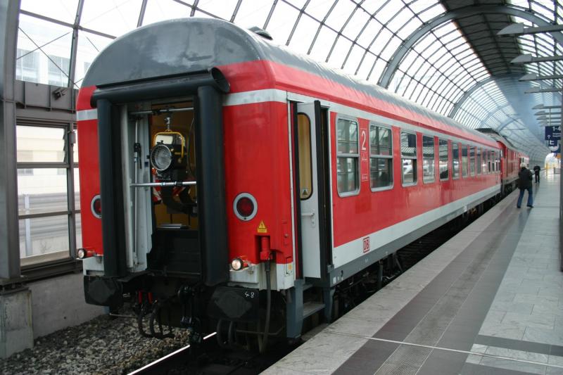 Ich habe KEINE Ahnung was das für ein Zug sein soll, aber ich vermute das das ein  Testzug  für die Tunnelstrecke durch den Berliner Hauptbahnhof ist, denn der Zug ist in Richtung Jungfernheide Gefahren. in der Mitte des Zuges hängt 233 536-2 (vorne und hinten zwei Halberstädterwagen) Aufgenommen am 09.11.2005 in Berlin Spandau.