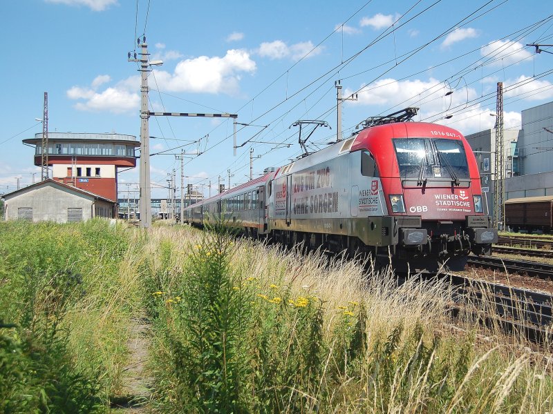 Ich habe mich am 05.07.2008 fr diese Aufnahmemglichkeit
der 1016 047 mit dem IC642 in Wels entschieden.
Die Person welche sich vom Zug abwendet ist brigens
Florian Z. der das Ergebnis seiner Aufnahme kontrolliert.
