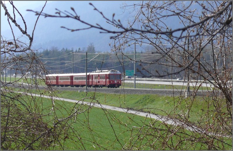 Ich habe mich im Gebsch versteckt so quasi wie ein Jger auf der Pirsch. Dabei nherte sich mir der Be 4/4 513 Pendel aus Rhzns zwischen Felsberg und Chur West. (31.03.2008)