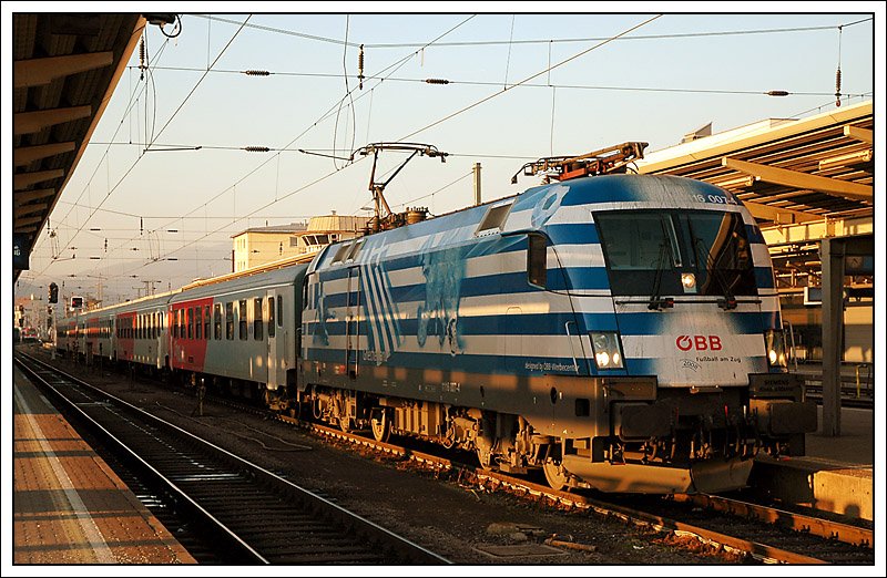 Ich habe mir lange berlegt, ob ich dieses Foto hochladen soll, da es mir am Anfang absolut nicht gefallen hat, da die Lok nicht im Licht stehen geblieben ist, nach etwas Bearbeitung kommt meiner Meinung nach aber doch irgendwie eine nette Abenstimmung rber. IC 559  Stadt Bruck an der Mur  von Wien nach Graz am 14.2.2008 bei der Ankunft in Graz. 9 Minuten spter fhrt dieser gleiche Zug als S 5 weiter nach Spielfeld-Stra.