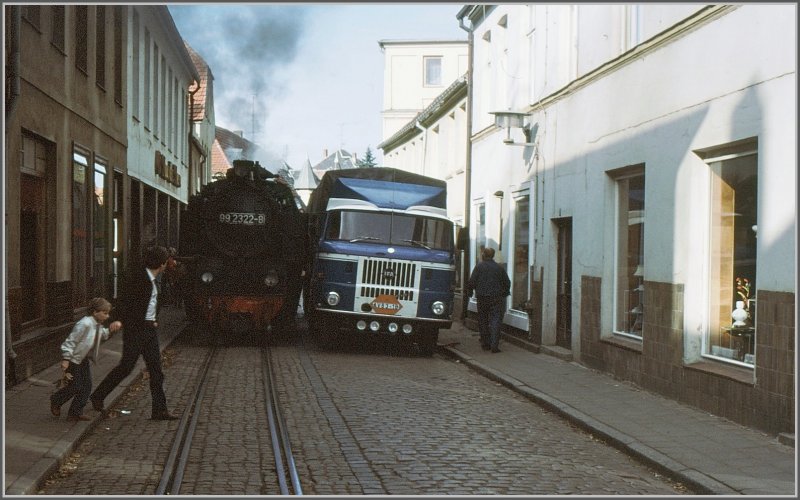Ich h�re den Lokf�hrer der 99 2322-8 immer noch fluchen, denn der Fahrer des IFA Lastwagens liess sich nicht blicken. Bad Doberan, da wo es um Millimeter ging. (Archiv 11-90)