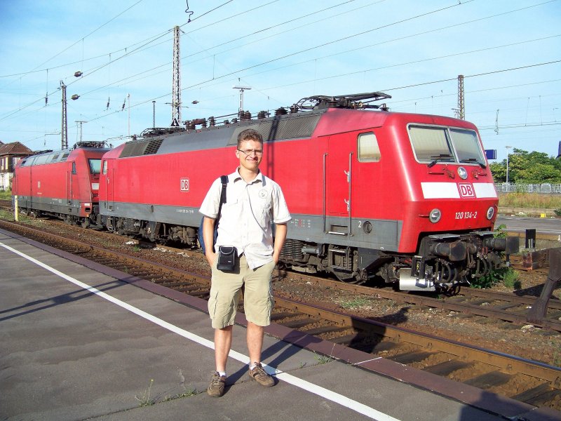 Ich hoffe die guten Motive sind nicht zu sehr verdeckt von dem Greis, denn es sind einige meiner Lieblingsloks der DB AG. Vorne steht 120 134-2 und hinten 101 110-5. Leipzig Hbf den 15.08.2009