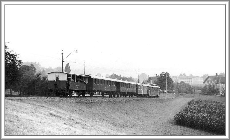 Ich hoffe ihr bt Nachsicht wegen der abgeschnittenen Puffer, der Qualitt etc, aber es handelt sich um gescannte Fotos aus den Anfngen meines Hobbys, wobei dieses Bild vermutlich eines meiner ersten Eisenbahnfotos war. Es zeigt einen Zug der RHB oberhalb der heutigen Haltestelle Seebleiche mit einem ABDe 2/4, dem heutigen Fahrradwagen und an der Spitze einen Sommerwagen. Dazwischen befinden sich ein zwei- und ein vierachsiger Personenwagen (vermutlich ex Gotthardbahn), die heute nicht mehr bei der RHB sind. (Aufnahme vom 14.07.1966)