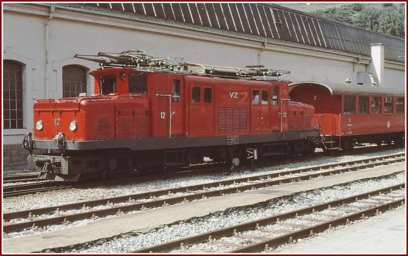 Ich mchte hiermit auch noch meinen Beitrag zu den Oldtimern von VZ und FO leisten. HGe 4/4 I 12 der ehemaligen VZ fotografiert in Visp. 20 Jahre spter sahen die Loks im Bereich der Schneepflge anders aus, wie aus den nachfolgenden Bildern ersichtlich ist. (Archiv 06/77)