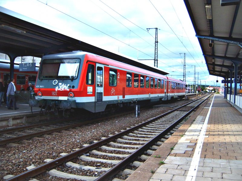 Ich muss zugeben, dass dies auch nun wieder nicht mein bestes Bild ist, aber der Triebwagen der Baureihe 628 340-1 ist hier relativ gut zu sehen. Das Foto machte ich am 06.10.06 im Bahnhof Aalen.