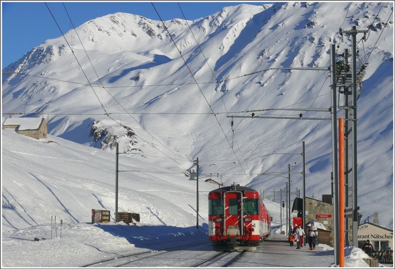 Ich musste mich sputen, denn der R860 war mein Zug nach Disentis, hier in Ntschen am Oberalppass. (10.01.2009)