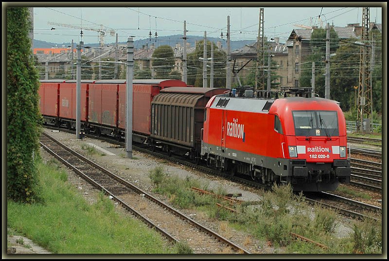 Ich nehme an ebenfalls wegen des Stellweksumbaues in Wien Inzersdorf am 19.8.2006 umgeleitet. 182 020 bei der Durchfahrt in Wien Matzleinsdorf.
