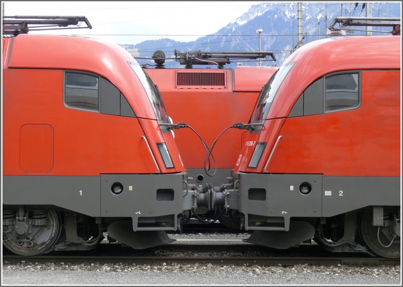 Ich sehe nur noch rot. 1116 223-7 neben 1116 256-7 und dahinter 1016 038-0 in Buchs SG. (02.05.2008)