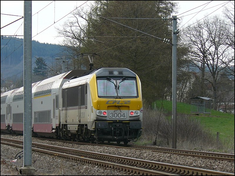 Ich staunte nicht schlecht, als ich hinter den Dostos des RE 3766 anstatt einer Lok der BR 4000, E-Lok 3004 als Schublok entdeckte. 17.04.08