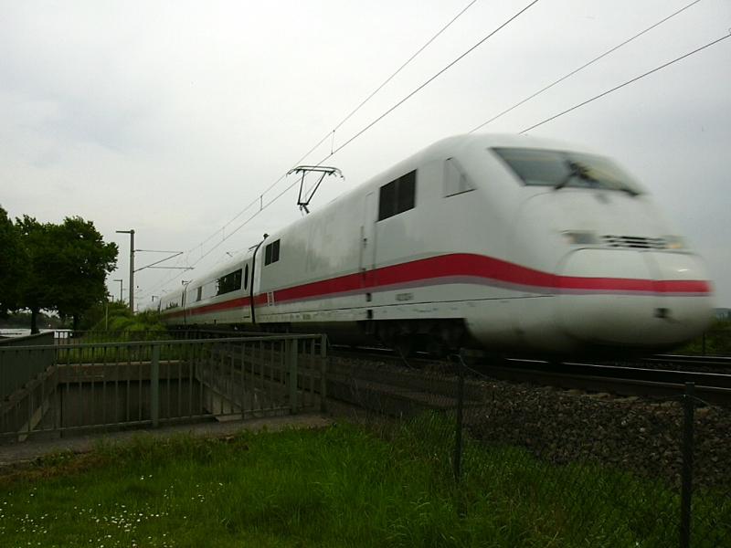 Ich stehe ca. 1,5 m von einem ICE2 entfernt. Der Zug startete in Bonn Hbf und fuhr nach Berlin Ostbahnhof. Er erreichte kurz danach den Bahnhof Brhl.