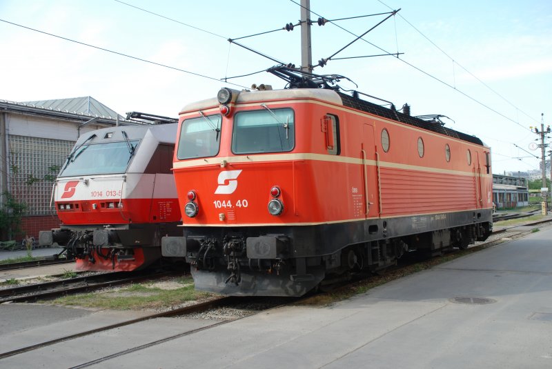 Ich traute meinen Augen nicht, als ich meine Lieblingslok, die 1044 40 in der Traktion Wien S�d stehen sah. Die Altlack-1044 werden auch immer weniger. Gleich daneben ist die 1014 013 zu sehen. 