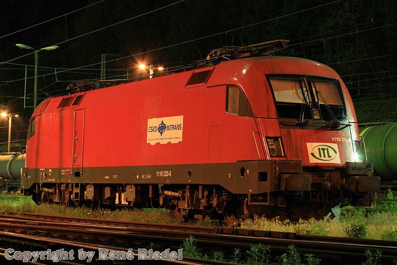 Ich war eigentlich auf der Heimfahrt von meiner Flugzeug - Spottertour in Prag. Da stand noch die Taurus Lok von ITL mit der Nummer 1116 233-6 in Bad Schandau rum und ich konnte es nicht lassen, auf den Ausl�ser zu dr�cken. Diese Aufnahme entstand am 28.4.2007 um ca. 22 Uhr.