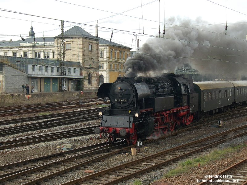 Ich war nur durch Zufall in Chemnitz, da wir auf der AMI in Leipzig waren. Es bot sich also an die Mondscheinfahrt des SEM Chemnitz nach Zwnitz mitzunehmen. 
65 1049-9 bei der Ausfahrt aus Chemnitz Hbf am 12.04.2008
