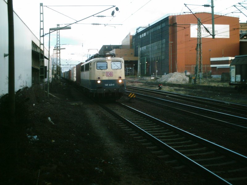 Ich war schon auf dem Heimweg! Was da kommt, ist nicht rot
sondern so. Es ist 140 423-5 noch in gr�n-beige im
November 2007 auf der Fahrt durch Peine. Durchaus eine
Besonderheit heutzutage.