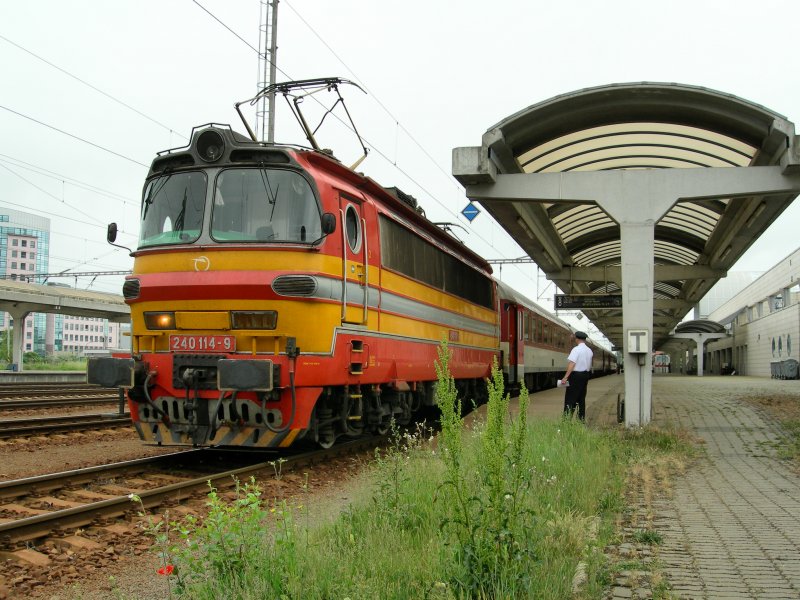 Ich war berrascht, dass die BB 1014 011-9 bereits in Bratislava Petrzalka von der slowakischen 240 114-9 abgelst wurde, die dann den IC 405 bis nach Bratislava hlavna stancia fhrte, wo der IC schlielich von einer ZSR E - 350 bernommen wurde.
19. Mai 2008