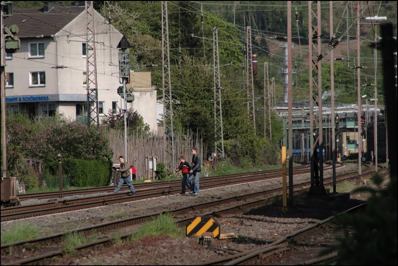 Ich weis ja nicht ob es dort Bahnbergnge oder ber-/Unterfhrungen gibt wo die herkommen, aber ca. 100 Meter von den Jugendlichen/Kindern befindet sich ein Bahnbergang! Und nur um ein Paar Schritte zu sparen.... (02.05.2008)
