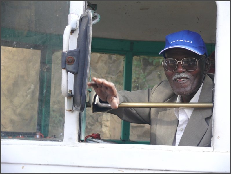 Ich weiss nicht genau wie alt er war, unser cooler Lokfhrer des Litorina, aber mit Hilfe des Koran bewltigte er die Fahrten ohne nennenswerte Schwierigkeiten.  Deutsche Welle  steht auf seiner Mtze. Arbaroba (28.10.2008)