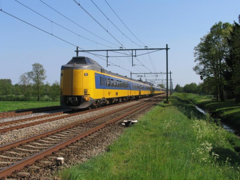 ICM 4094, 4034 und 4203 mit IC 751 Schiphol (Airport)-Groningen bei Haren am 8-5-2008.
