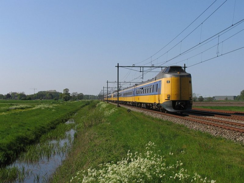 ICM 4203, 4034 und 4094 mit IC 764 Groningen-Schiphol (Airport) bei Haren am 8-5-2008.