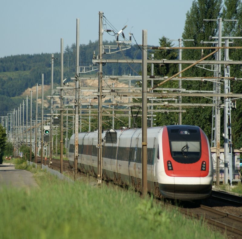 ICN 1510 (St. Gallen - Lausanne) im Fahrleitungsmastenwald in Grenchen am 26. Juli 2009