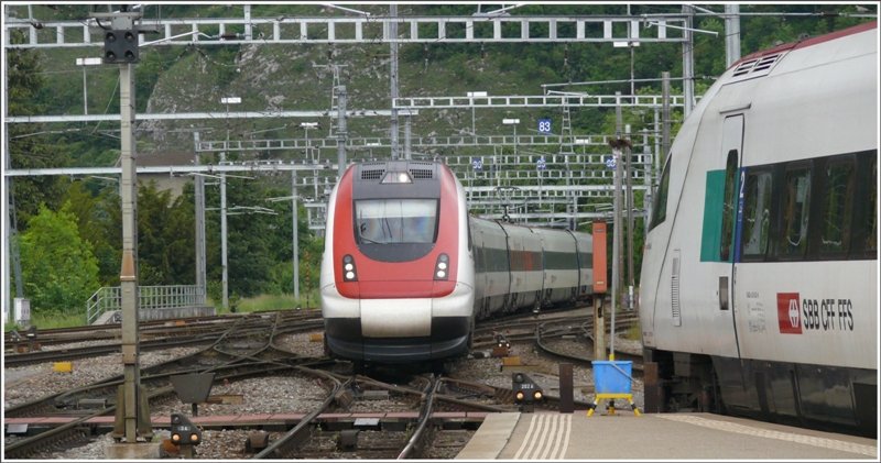 ICN 1521 nach St.Gallen erreicht Biel/Bienne. Auf dem Nebengeleise wartet bereits der ICN 621 nach Basel SBB, der das Profil nur knapp abdeckt. (16.05.2009)