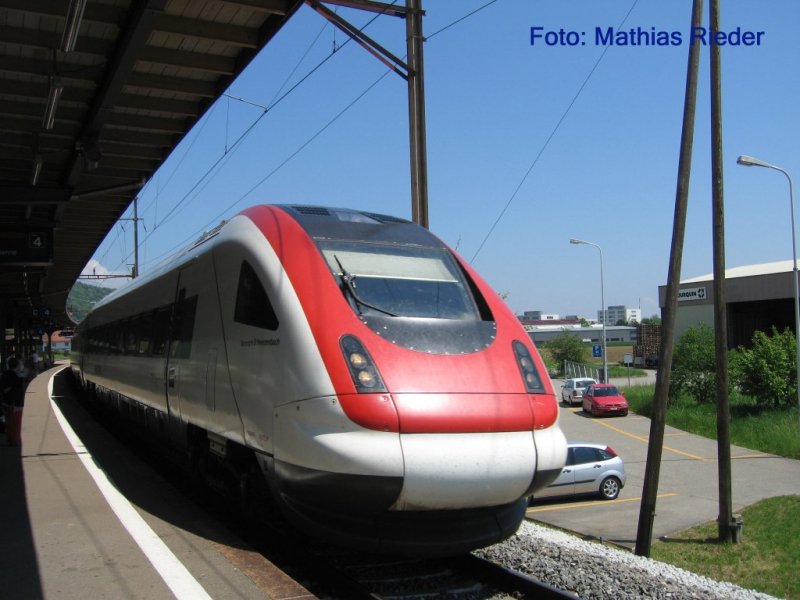 ICN am 12.Mai 08 bei der Einfahrt in den Bahnhof Oensingen.