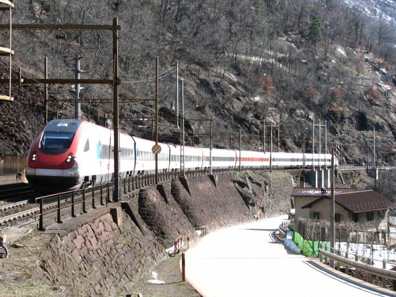 ICN auf dem Weg ins schlechte Wetter am 21.02.2009 bei Lavorgo.