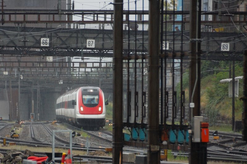 ICN und ein sogenannter Schaltposten (SchaPo)... 188m Lnge wirken perspektivisch wie ein Modellzug gegen diesen stehenden  Eierschneider ... altersmig hat der Schaltposten sowieso deutlich die Nase vorn. Nach berlieferungen wurde der erste 1909 in Betrieb genommen, hier findet man ihn zwischen den Gleisen in Basel-SBB. Seine Aufgabe besteht darin, die Speisesituation (Einspeisung Bahnstrom), deutlich zu verbessern und die Spannung und Stromstrke annhernd konstant zu halten. (August 2008)