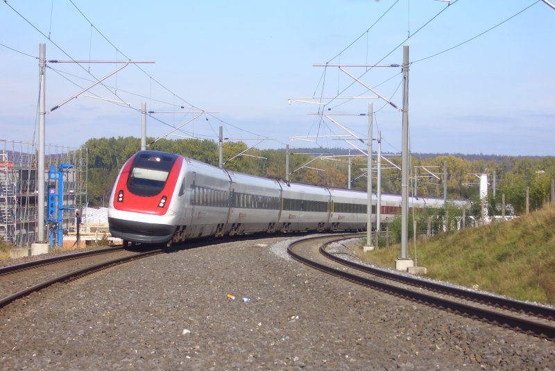 ICN  Expo. 02  als IR 2126 durchfhrt gleich den Bahnhof Tgerwilen Dorf. Dieser IR ist der einzig  brig gebliebene  ICN, der die Strecke einmal am Tag befhrt. 27.10.09.