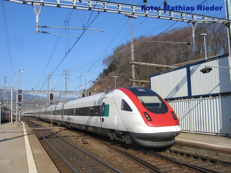 ICN  Expo 02  bei der Einfahrt in den Bahnhof Olten, am 28.02.09