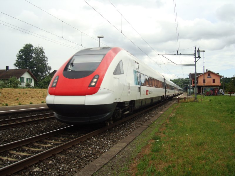 ICN Konstanz-Biel bei Deitingen am 08.07.2008.Rechts steht das Bahnhofsgebude.