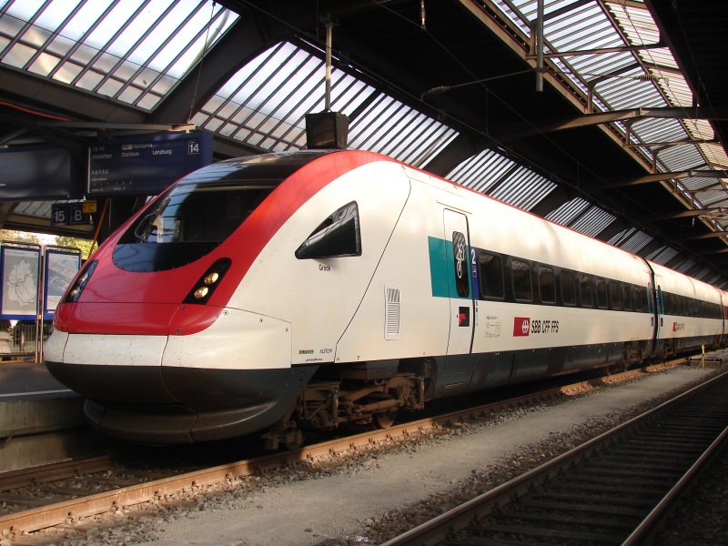ICN nach Aarau steht am 10.10.2007 im Bahnhof Zrich HB zur Abfahrt bereit.