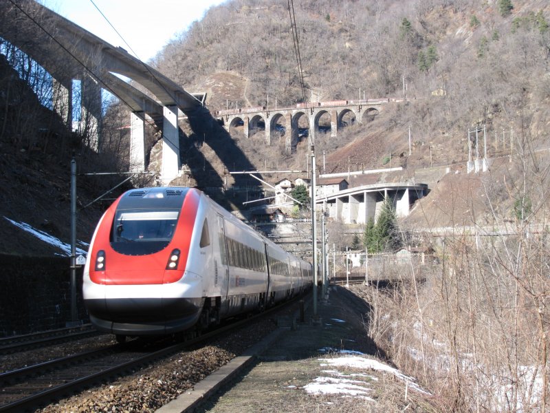 ICN nach Lugano bei Giornico in der Biaschinaschlucht am 21.02.2009