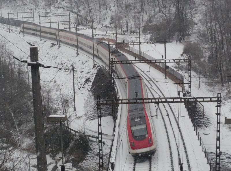 ICN RABe 500 als IC 675 Basel SBB - Lugano auf der oberen Ticino-Br�cke zwischen Faido und Biasca. 29.12.08

