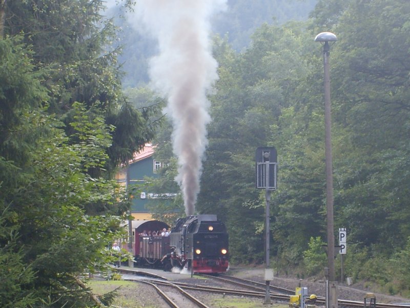 Iduelle im Eisfeld Tahl. Der Planzug von Eisfelder Talm�le f�hrt Richtung Drei Annen Hohne aus. Mit bei der Partie - der offene Aussichtswagen
7.8.2007 14.10