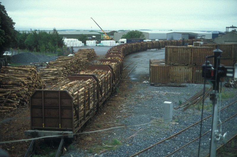 IERLAND sep 2001 ENNIS geladen houtwagons
