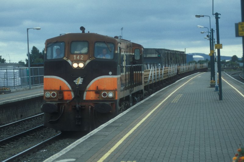 IERLAND sep 2001 Thurles LOC 142 bj 1962 bij GENERAL MOTERS / 950 pk. met rail transport