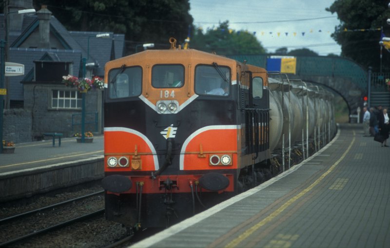 IERLAND sep 2001 Thurles LOC 184 met cement transport