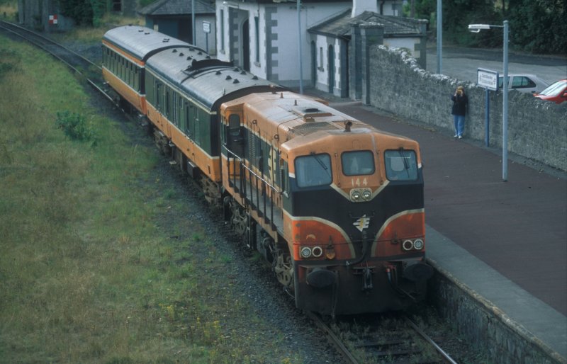 IERLAND sep 2003 Cloughjordan LOC 144 met personen wagons
